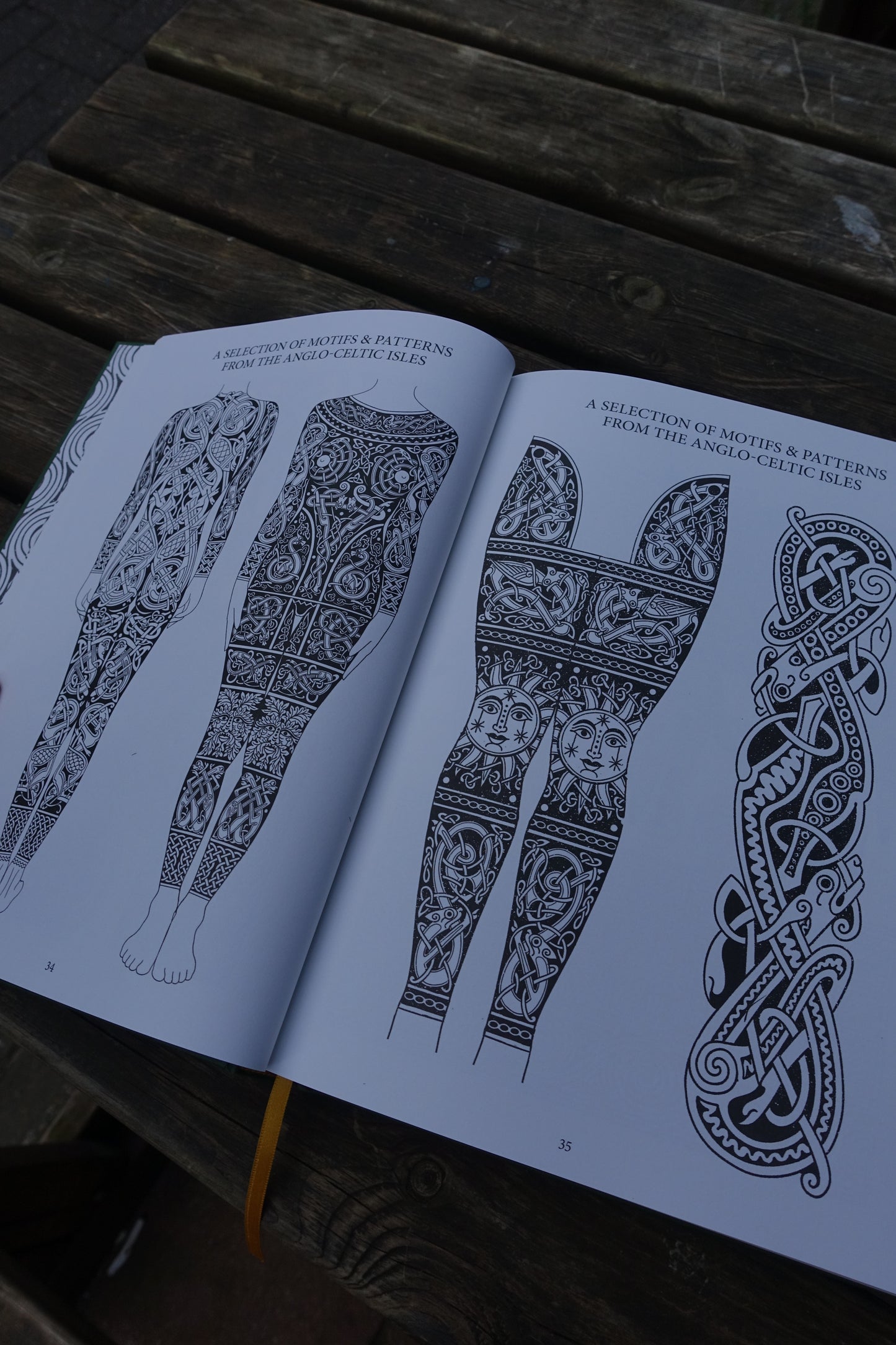 Patterns & Motifs From The Anglo Celtic Isles (Hardback)