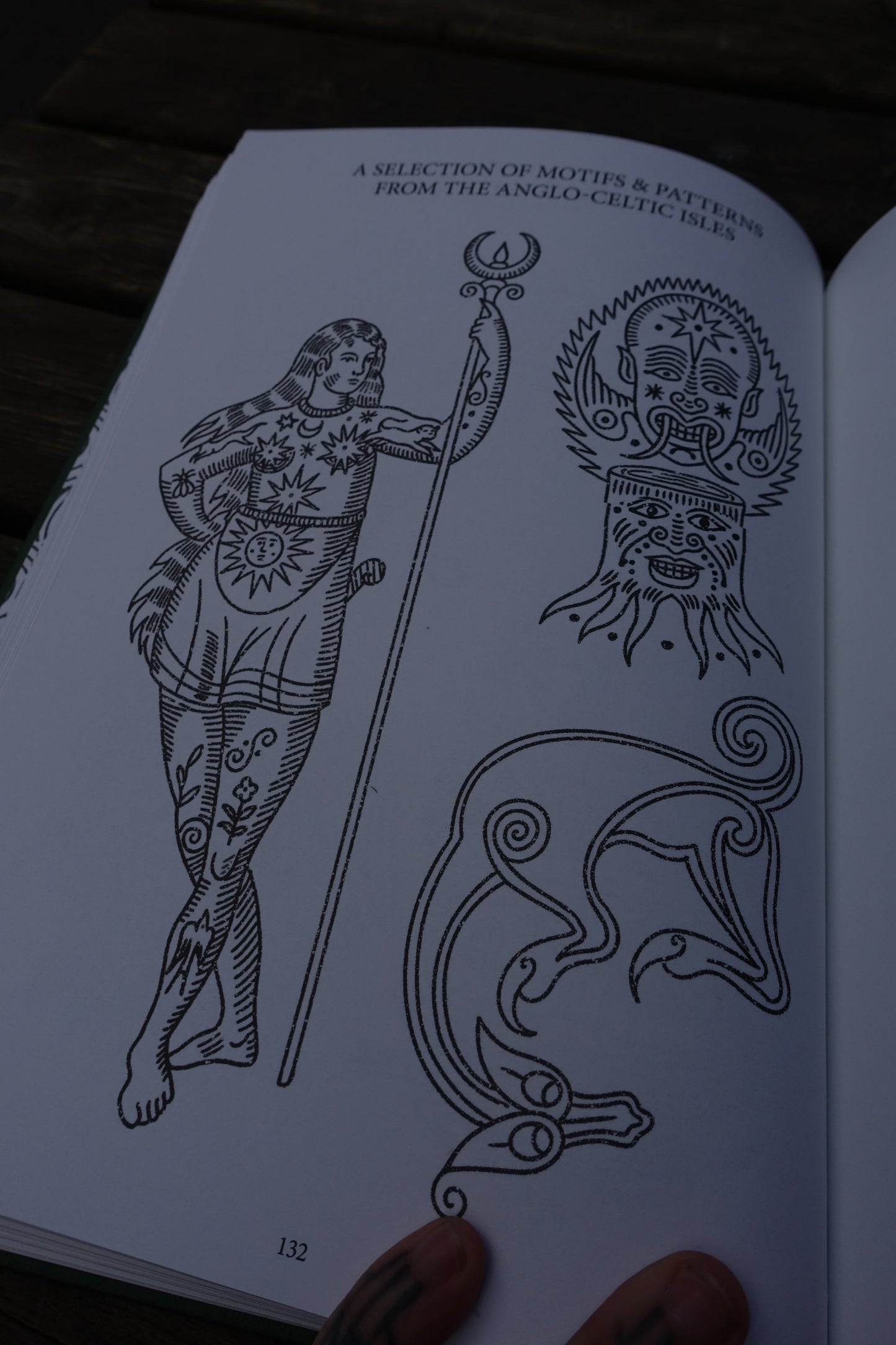 Patterns & Motifs From The Anglo Celtic Isles (Hardback)